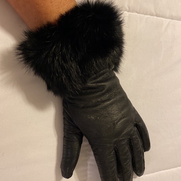 Black leather and fur gloves. Size small. - Picture 2 of 7